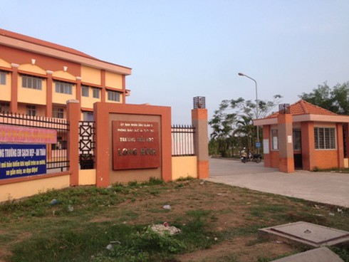 64 học sinh cấp cứu sau bữa ăn: Cơm thiu do trời oi bức? - ảnh 1