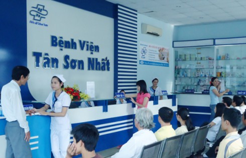 Ba thanh niên say xỉn gây náo loạn bệnh viện, đánh cảnh sát 113 - ảnh 1