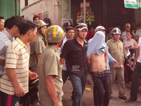 Cướp giật chạy đường cùng xông vào phòng trọ cầm dao cố thủ - ảnh 1