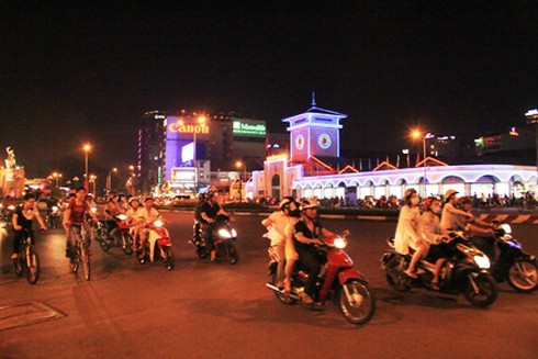 Người Sài Gòn háo hức xem pháo hoa đêm 30/4 - ảnh 1