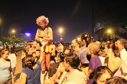 Người Sài Gòn háo hức xem pháo hoa đêm 30/4 - ảnh 11