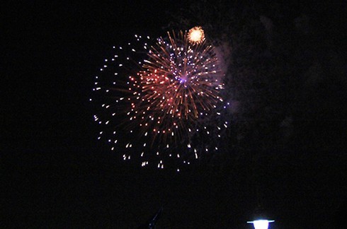 Người Sài Gòn háo hức xem pháo hoa đêm 30/4 - ảnh 16