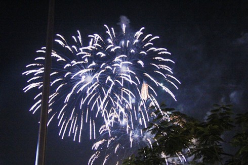 Người Sài Gòn háo hức xem pháo hoa đêm 30/4 - ảnh 15