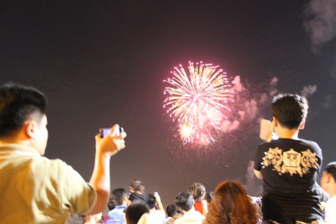 Người Sài Gòn háo hức xem pháo hoa đêm 30/4 - ảnh 12