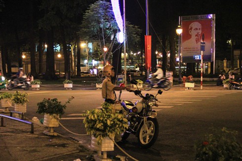 Người Sài Gòn háo hức xem pháo hoa đêm 30/4 - ảnh 3