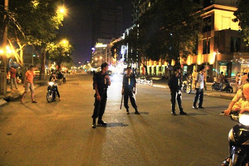 Người Sài Gòn háo hức xem pháo hoa đêm 30/4 - ảnh 6