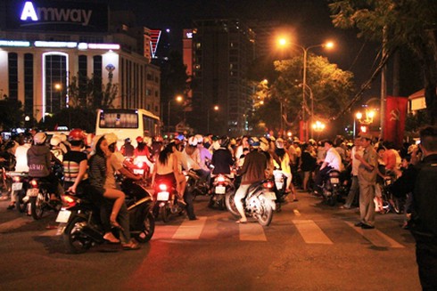 Người Sài Gòn háo hức xem pháo hoa đêm 30/4 - ảnh 5