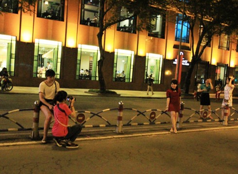 Người Sài Gòn háo hức xem pháo hoa đêm 30/4 - ảnh 7