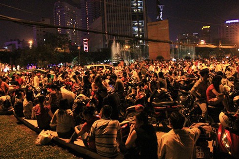 Người Sài Gòn háo hức xem pháo hoa đêm 30/4 - ảnh 9