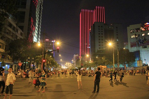 Người Sài Gòn háo hức xem pháo hoa đêm 30/4 - ảnh 8