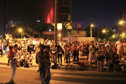 Người Sài Gòn háo hức xem pháo hoa đêm 30/4 - ảnh 18