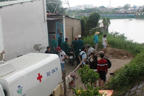 Phát hiện xác đàn ông tay buộc vào bao gạch thả trôi sông - ảnh 2