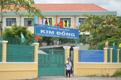 Hai bé gái lớp 1 bị người lạ dẫn ra khỏi trường “lột” nữ trang - ảnh 1