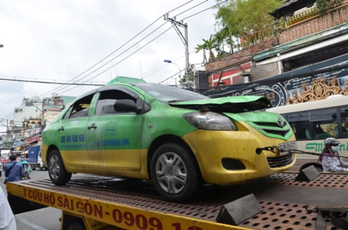 TP.HCM: Hành khách tháo chạy khi taxi bốc cháy - ảnh 1
