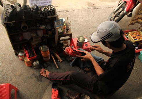 Người bán vé số, xe ôm, ba gác... được sửa giày dép miễn phí - ảnh 3