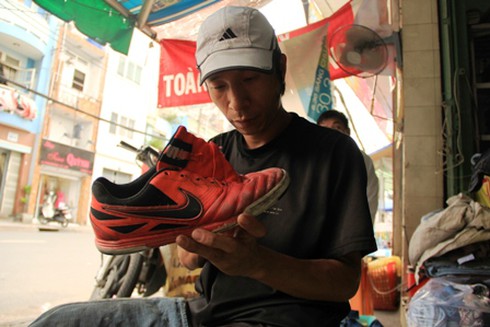 Người bán vé số, xe ôm, ba gác... được sửa giày dép miễn phí - ảnh 2