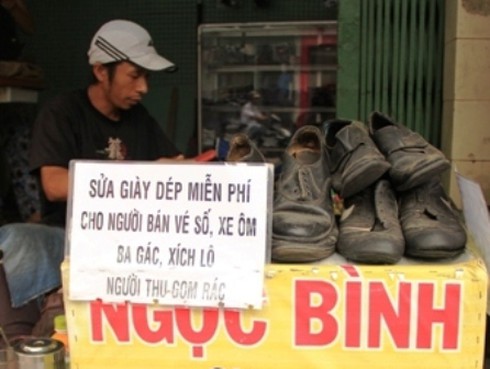 Người bán vé số, xe ôm, ba gác... được sửa giày dép miễn phí - ảnh 1