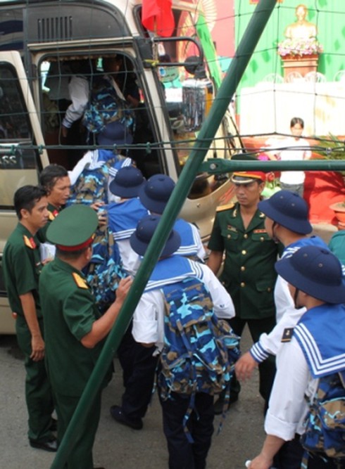 Hàng ngàn thanh niên TP.HCM háo hức lên đường nhập ngũ - ảnh 6