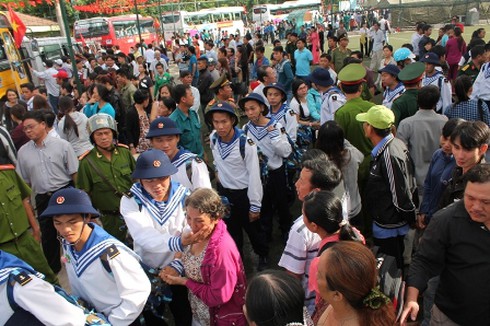 Hàng ngàn thanh niên TP.HCM háo hức lên đường nhập ngũ - ảnh 1