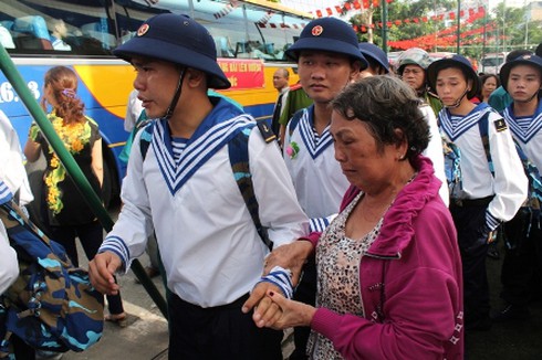 Hàng ngàn thanh niên TP.HCM háo hức lên đường nhập ngũ - ảnh 7