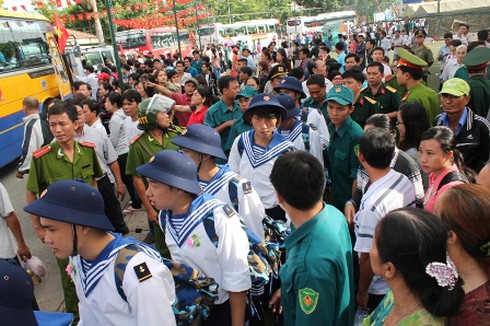 Hàng ngàn thanh niên TP.HCM háo hức lên đường nhập ngũ - ảnh 2