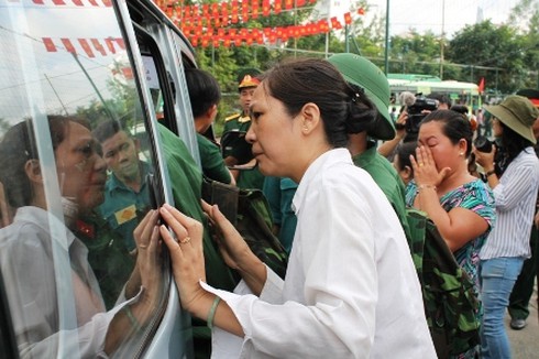 Hàng ngàn thanh niên TP.HCM háo hức lên đường nhập ngũ - ảnh 13