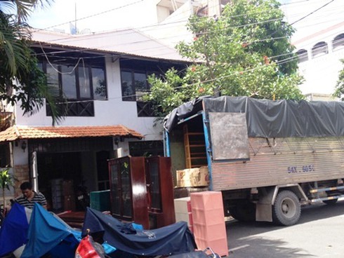 Gia đình nghệ sĩ Chánh Tín dọn đồ, bàn giao nhà - ảnh 4