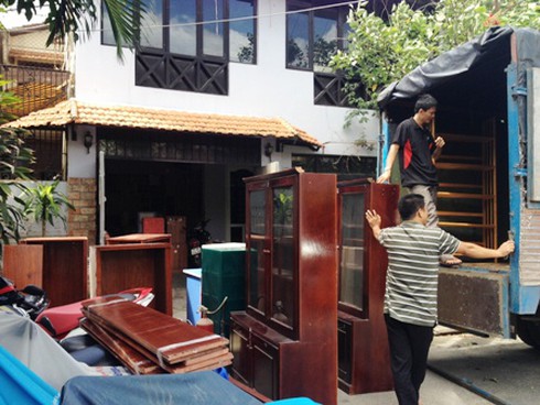 Gia đình nghệ sĩ Chánh Tín dọn đồ, bàn giao nhà - ảnh 5