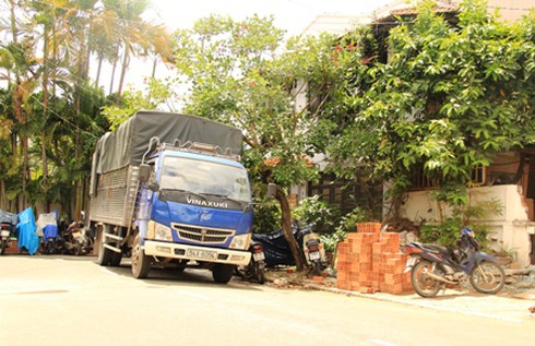 Gia đình nghệ sĩ Chánh Tín dọn đồ, bàn giao nhà - ảnh 2