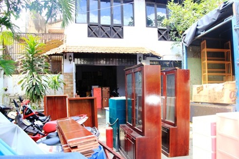 Gia đình nghệ sĩ Chánh Tín dọn đồ, bàn giao nhà - ảnh 3