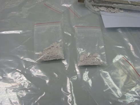 Nữ hành khách Thái Lan giấu gần 2kg ma túy trong hộp nhang - ảnh 1