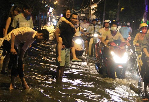 Đường phố Sài Gòn biến thành sông trong đợt triều cường đạt đỉnh - ảnh 8