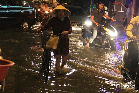 Đường phố Sài Gòn biến thành sông trong đợt triều cường đạt đỉnh - ảnh 10