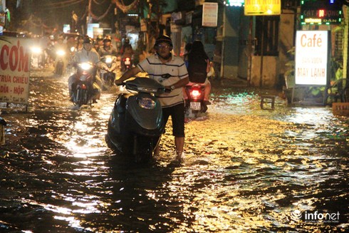 Đường phố Sài Gòn biến thành sông trong đợt triều cường đạt đỉnh - ảnh 11