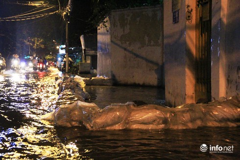 Đường phố Sài Gòn biến thành sông trong đợt triều cường đạt đỉnh - ảnh 6