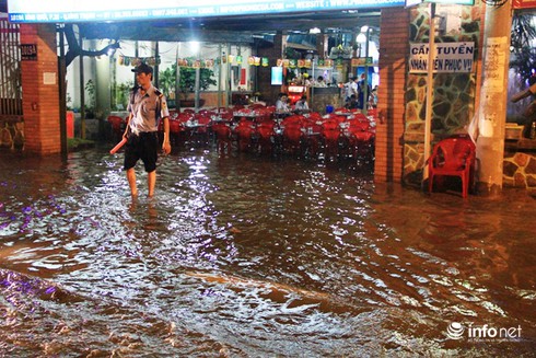 Đường phố Sài Gòn biến thành sông trong đợt triều cường đạt đỉnh - ảnh 14