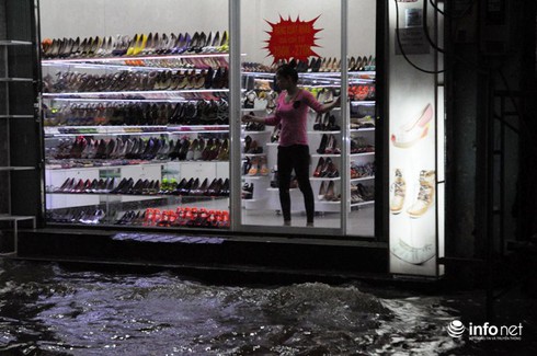 Đường phố Sài Gòn biến thành sông trong đợt triều cường đạt đỉnh - ảnh 15