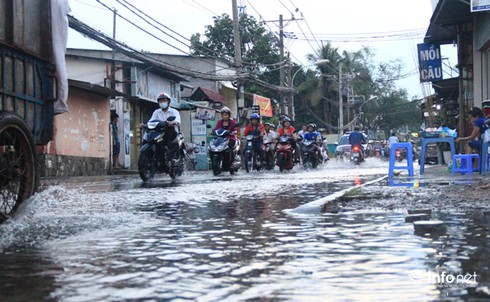 Đường phố Sài Gòn biến thành sông trong đợt triều cường đạt đỉnh - ảnh 1