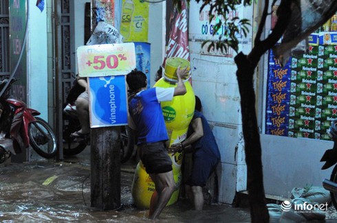 Đường phố Sài Gòn biến thành sông trong đợt triều cường đạt đỉnh - ảnh 16