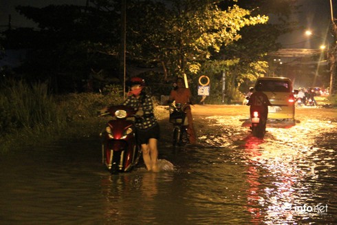 Đường phố Sài Gòn biến thành sông trong đợt triều cường đạt đỉnh - ảnh 13