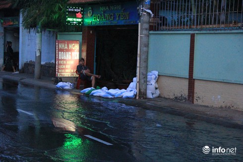 Đường phố Sài Gòn biến thành sông trong đợt triều cường đạt đỉnh - ảnh 5