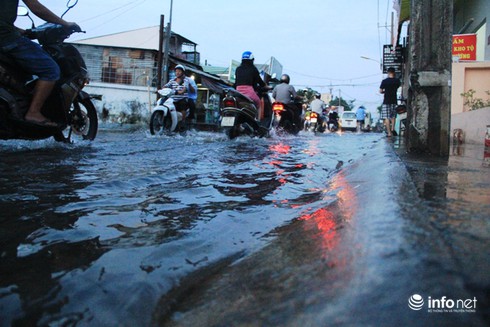 Đường phố Sài Gòn biến thành sông trong đợt triều cường đạt đỉnh - ảnh 2