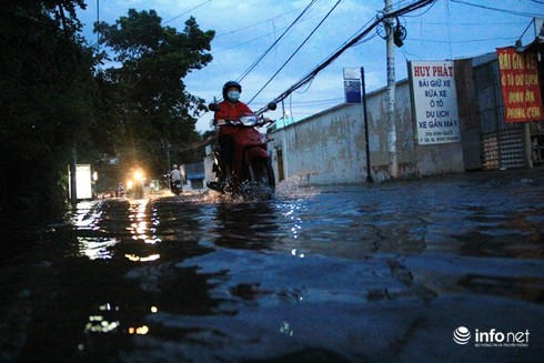 Đường phố Sài Gòn biến thành sông trong đợt triều cường đạt đỉnh - ảnh 3