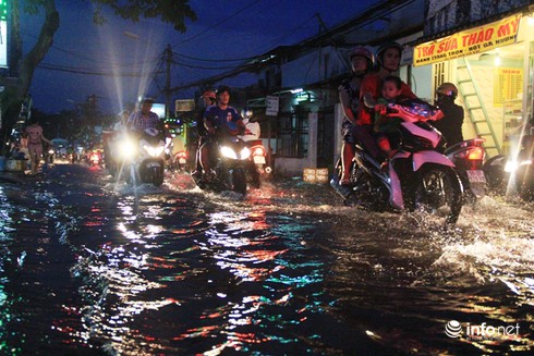 Đường phố Sài Gòn biến thành sông trong đợt triều cường đạt đỉnh - ảnh 9