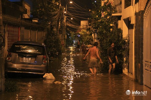 Đường phố Sài Gòn biến thành sông trong đợt triều cường đạt đỉnh - ảnh 17