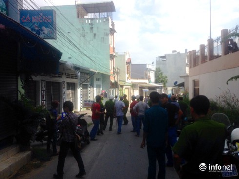 Cảnh sát bao vây kẻ chém công an rồi cố thủ trong nhà dân - ảnh 1