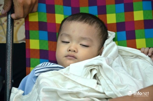 Một phụ nữ bỏ rơi bé trai 2 tuổi trên taxi giữa đêm khuya - ảnh 1