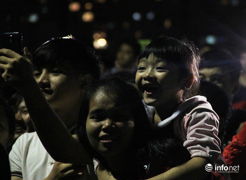 Trẻ em Sài Gòn ngẩn ngơ ngắm pháo hoa và ánh sáng nghệ thuật - ảnh 12