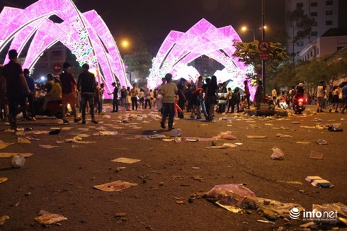 Trẻ em Sài Gòn ngẩn ngơ ngắm pháo hoa và ánh sáng nghệ thuật - ảnh 24