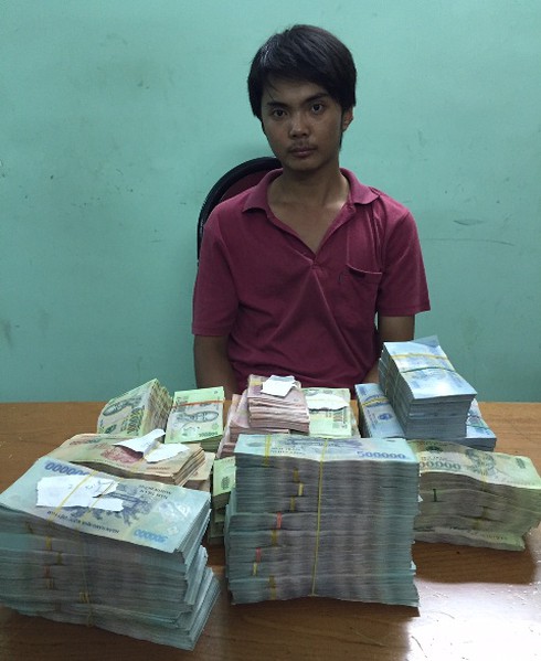 Núp trong phòng làm việc cả đêm để trộm tiền tỷ của bà chủ - ảnh 1